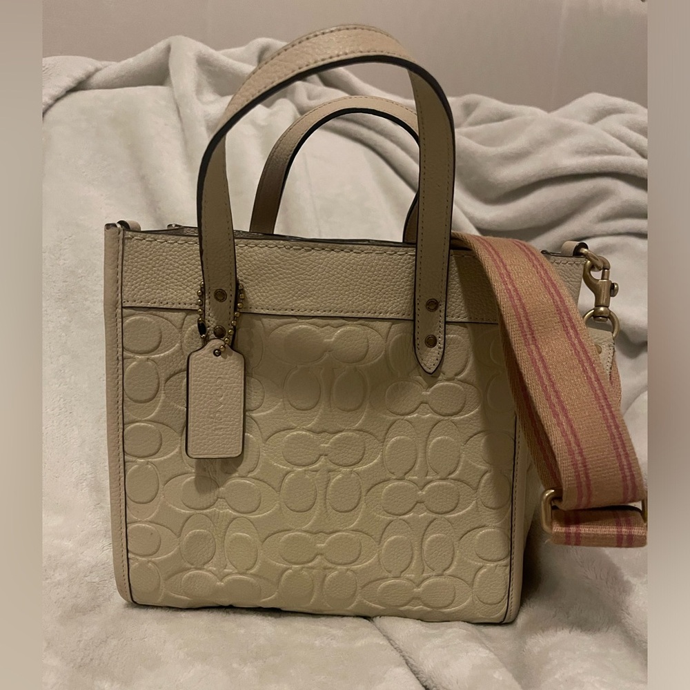 COACH FIELD TOTE 22 in Signature Leather